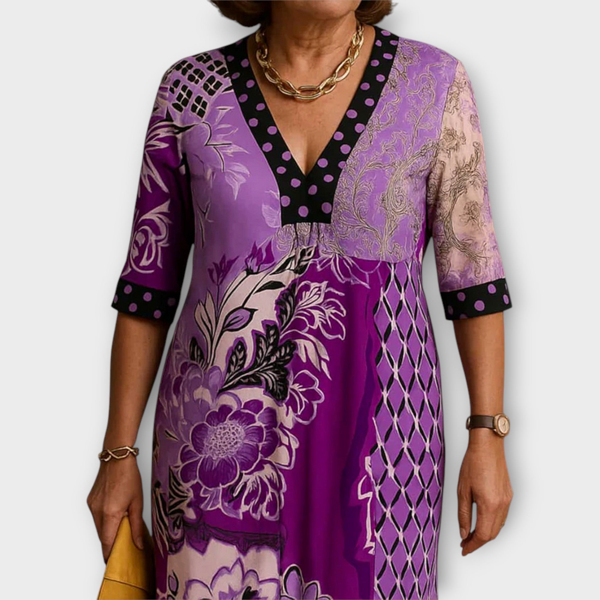 Elegantiška Suknelė su Išskirtiniu Dekolte ir Unikaliu Dizainu