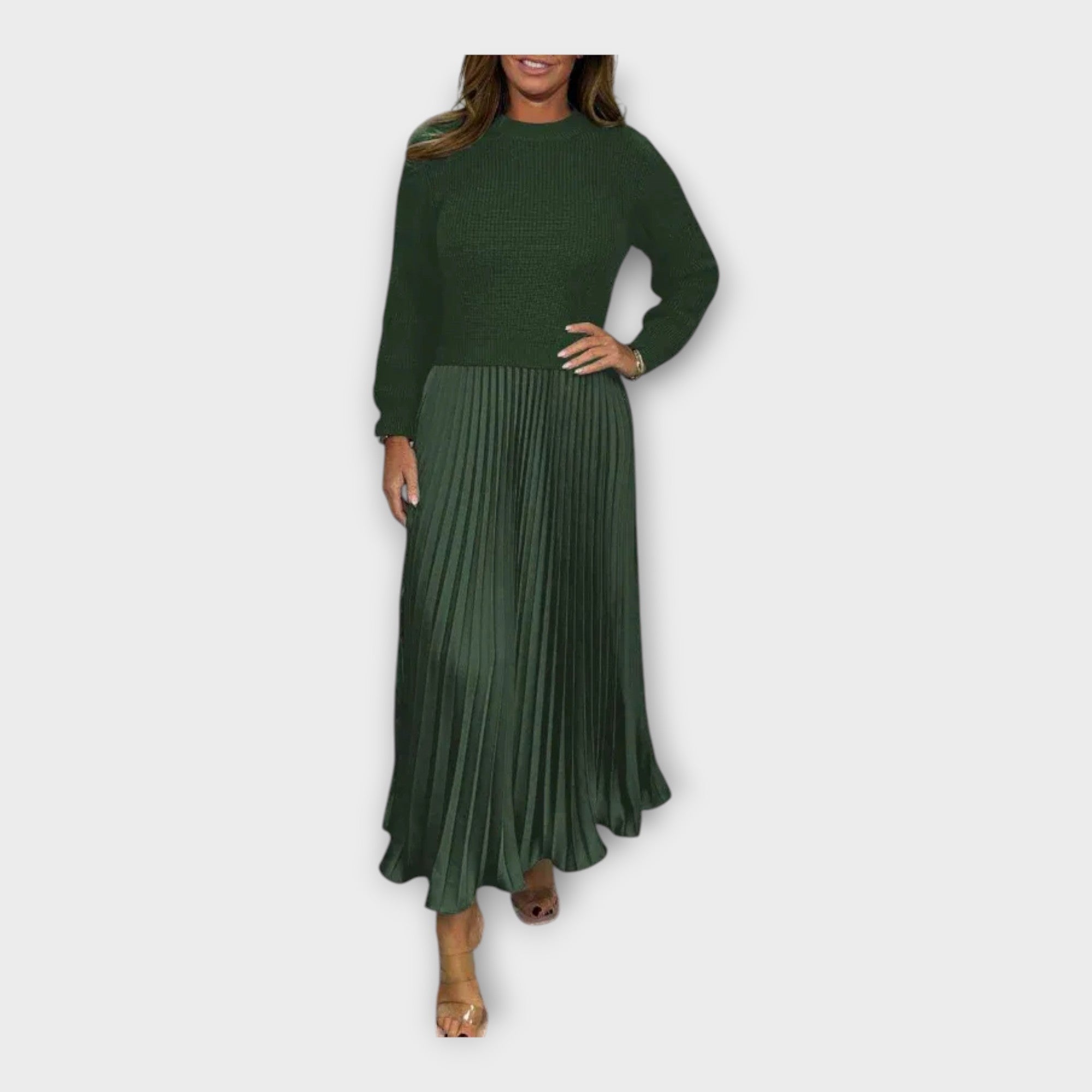 Stilinga Suknelė su Plišuotu Raštu ir Klasikine Estetika