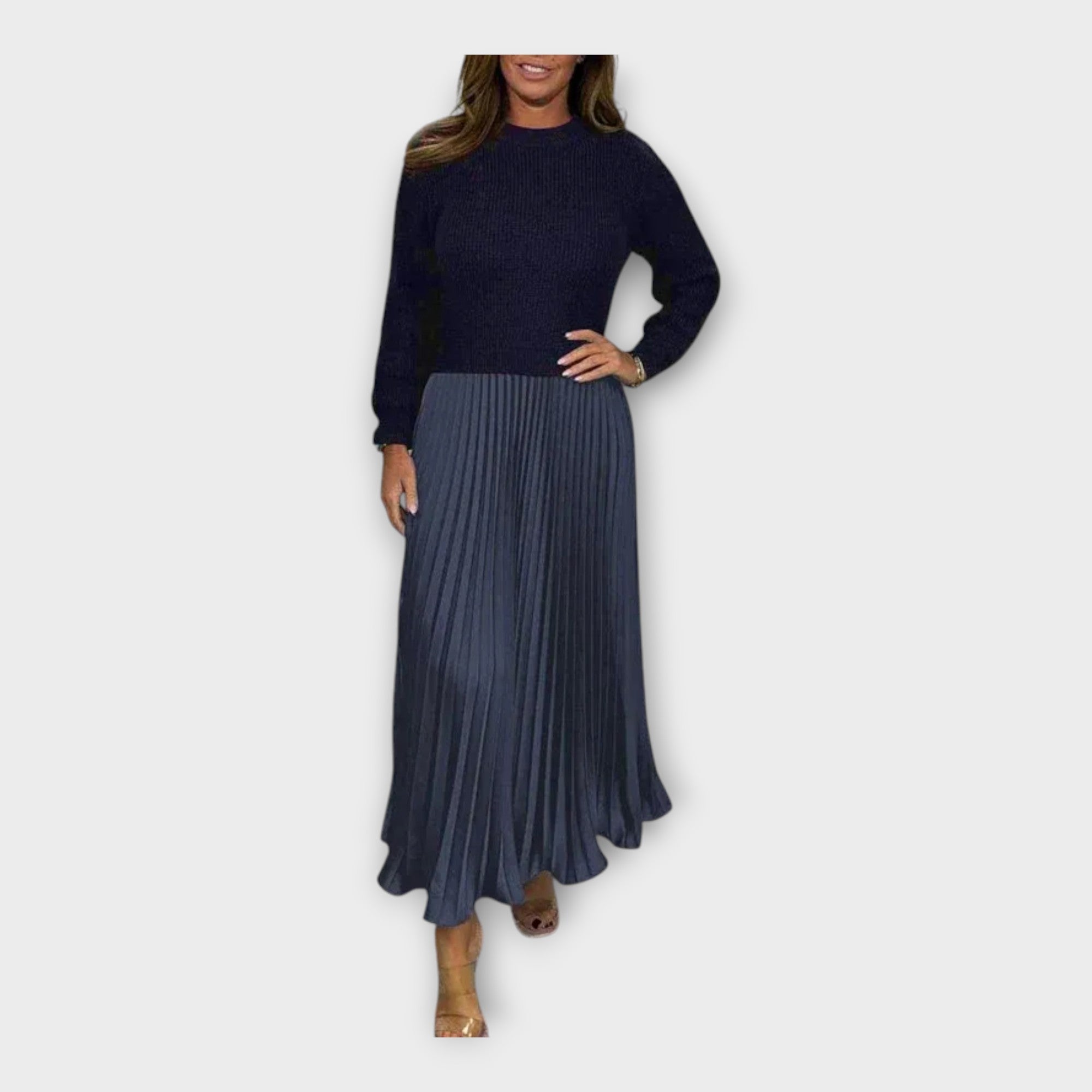 Stilinga Suknelė su Plišuotu Raštu ir Klasikine Estetika